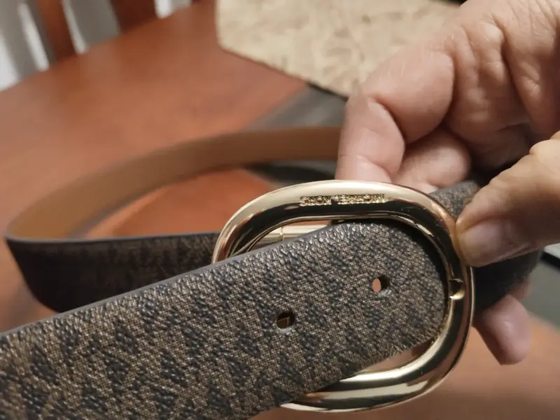 Cinturón Michael Kors negro con hebilla dorada - 2