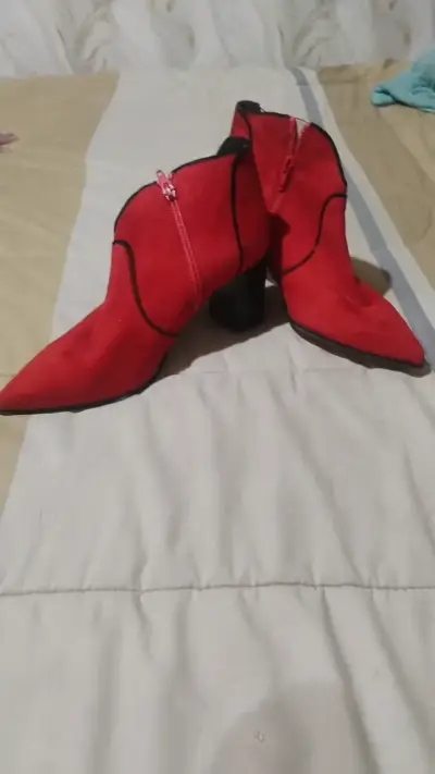Botines rojos de gamuza con tacón - miniatura 2