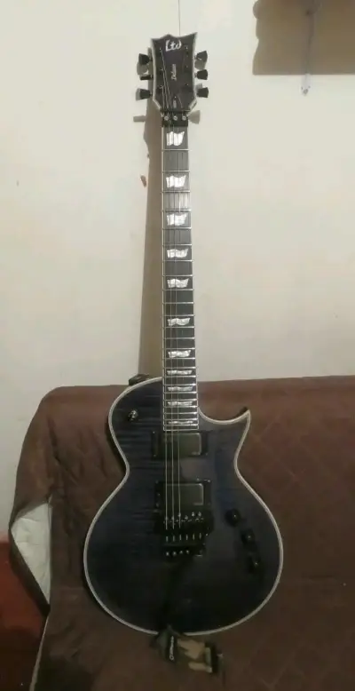 Guitarra eléctrica LTD Deluxe EC-1000 con funda - miniatura 1
