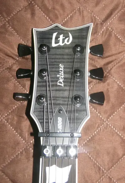 Guitarra eléctrica LTD Deluxe EC-1000 con funda - miniatura 3