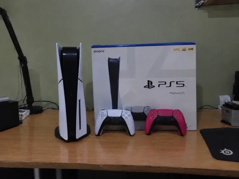 Consola Sony PlayStation 5 con dos controles