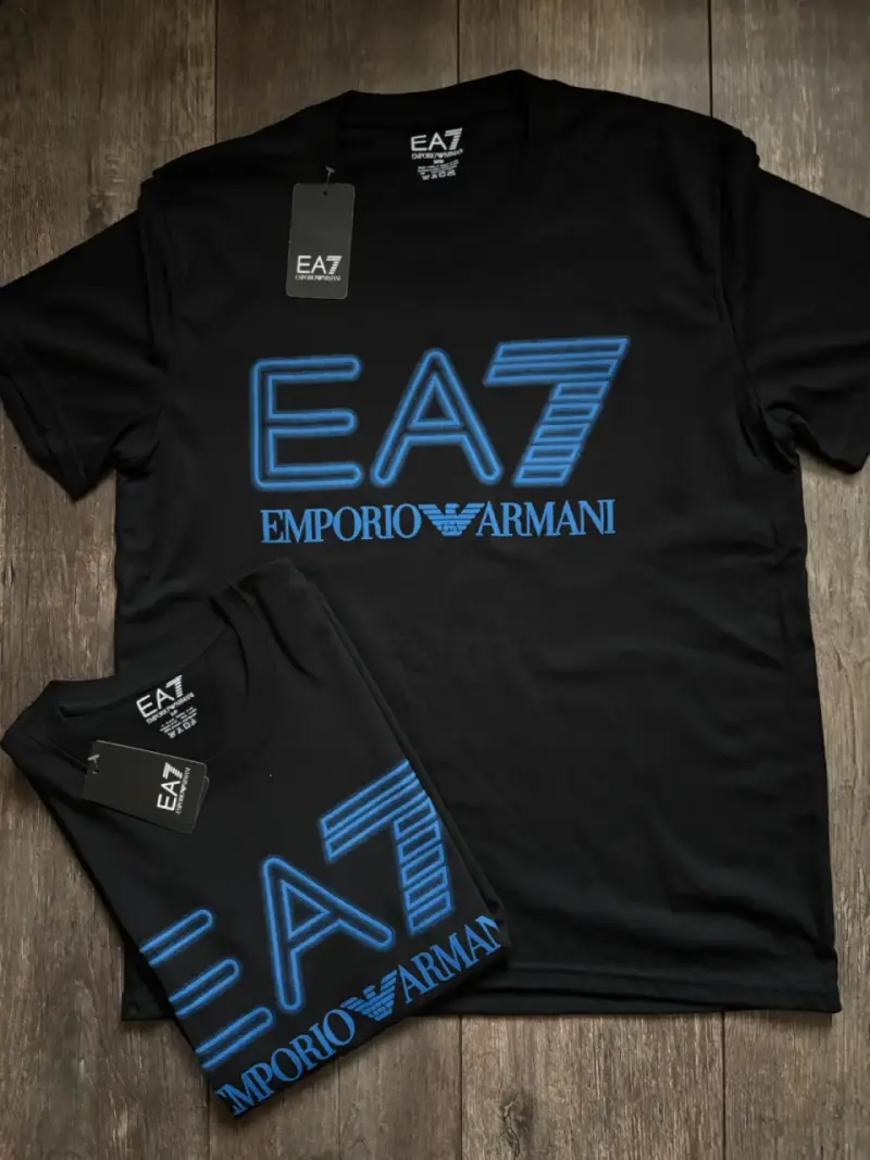 Polera negra EA7 Emporio Armani con logo azul