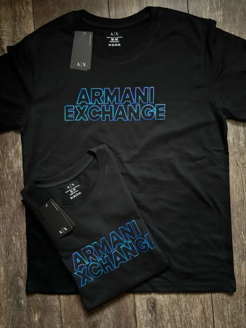 Polera negra Armani Exchange con logo azul