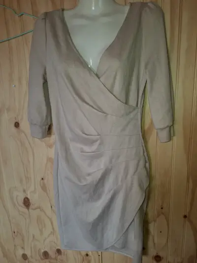 Vestido beige cruzado de manga larga - miniatura 1
