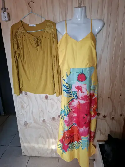Vestido beige cruzado de manga larga - miniatura 4