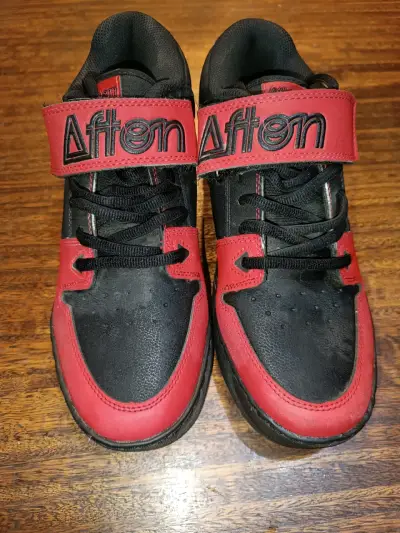 Zapatillas deportivas Afton negras y rojas - miniatura 1