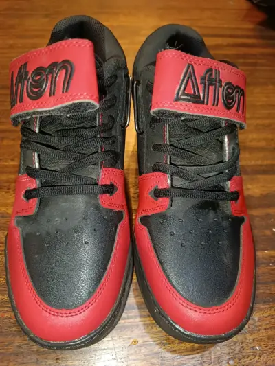 Zapatillas deportivas Afton negras y rojas - miniatura 3