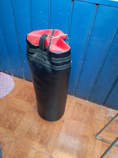 Saco de boxeo negro y rojo para entrenamiento - miniatura 1