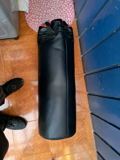 Saco de boxeo negro y rojo para entrenamiento - miniatura 2