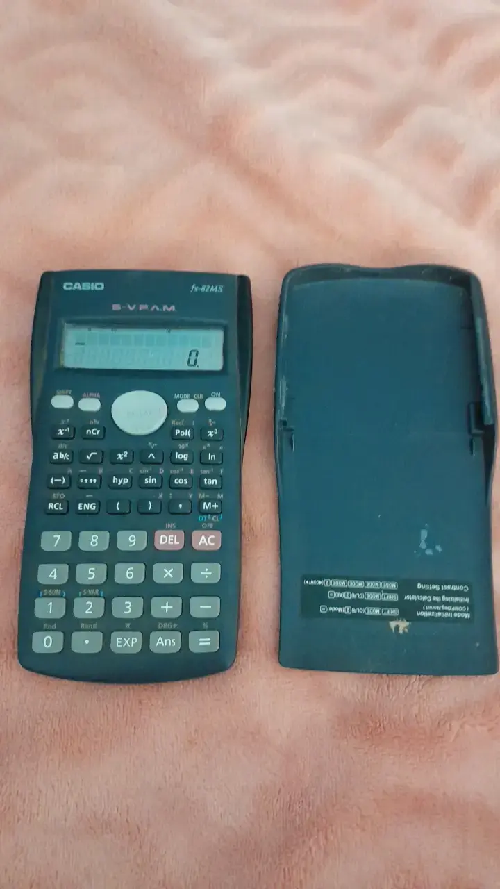 Calculadora científica Casio fx-82MS con tapa