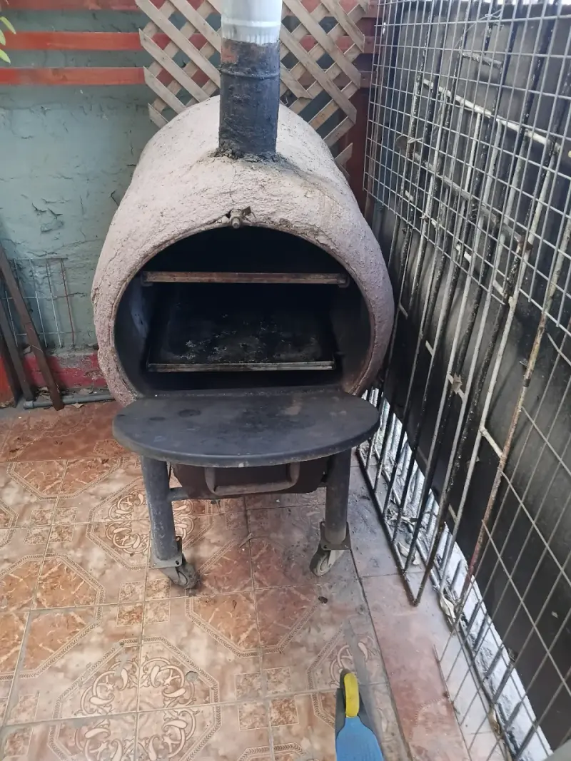 Horno de barro para exteriores con chimenea - 1
