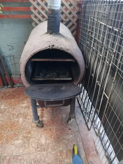 Horno de barro para exteriores con chimenea - miniatura 1