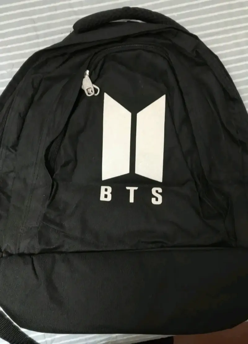 Mochila negra BTS con logo