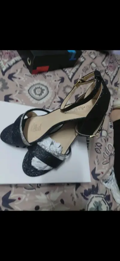 Sandalias de tacón negras brillantes para mujer - miniatura 1