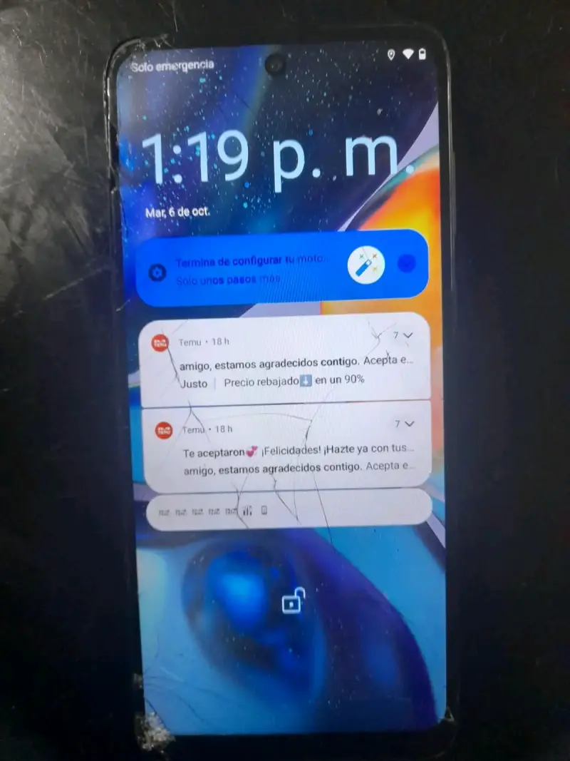 Smartphone Motorola g22 con pantalla trizada - 1