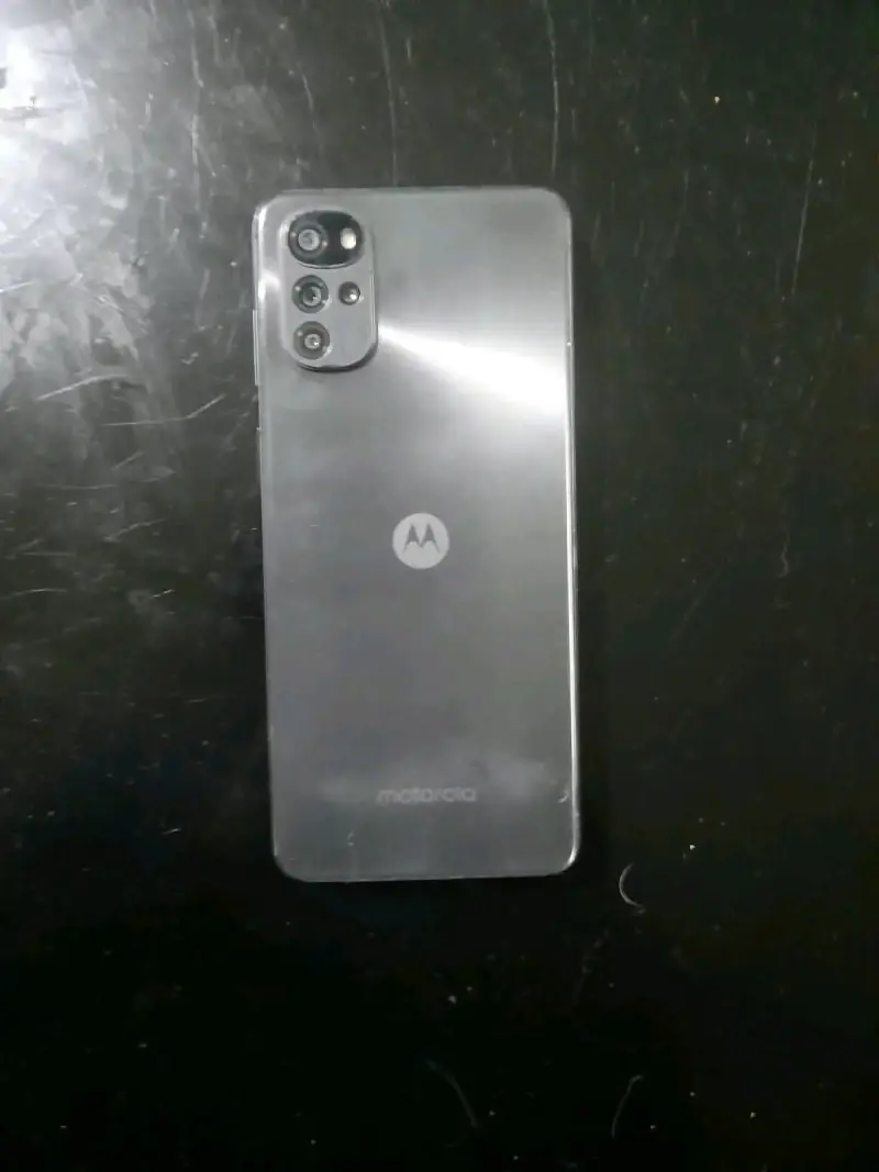 Smartphone Motorola g22 con pantalla trizada - 2