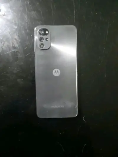 Smartphone Motorola g22 con pantalla trizada - miniatura 2