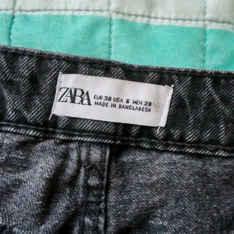 Jeans negros de mezclilla Zara para mujer - 3