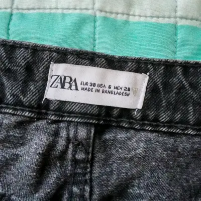 Jeans negros de mezclilla Zara para mujer - miniatura 3