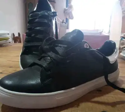 Zapatillas negras de cuero sintético talla 39 nuevas - miniatura 1