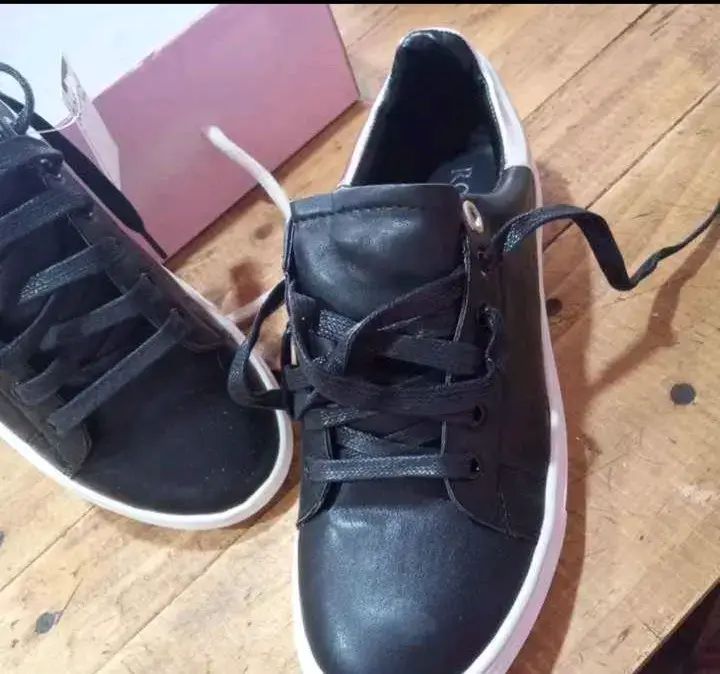 Zapatillas negras de cuero sintético talla 39 nuevas - 2