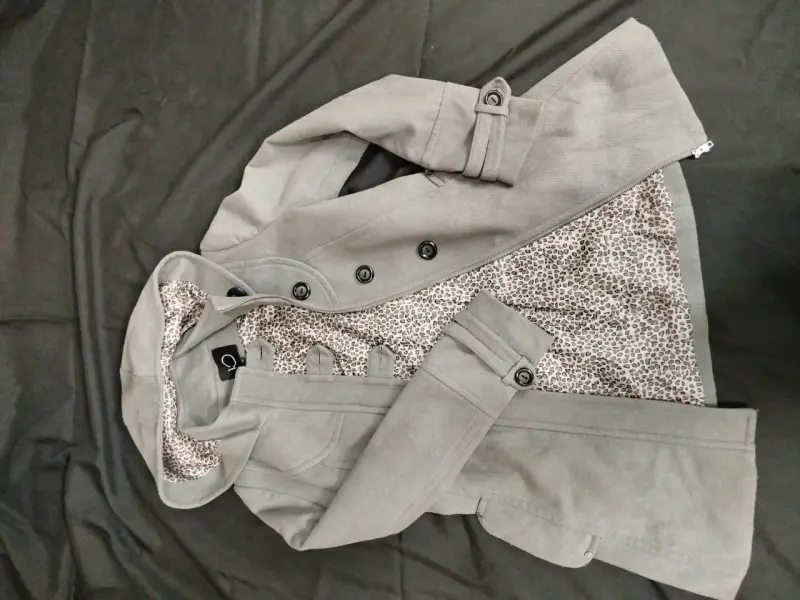 Abrigo gris con capucha y forro estampado - 1