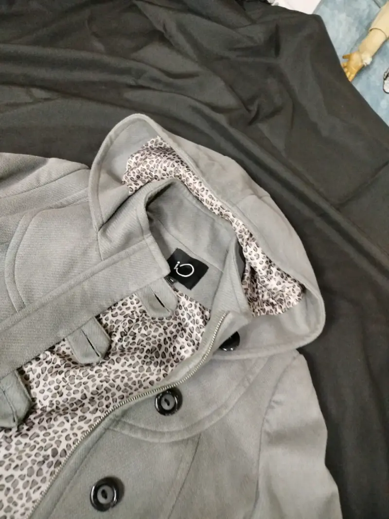 Abrigo gris con capucha y forro estampado - 2