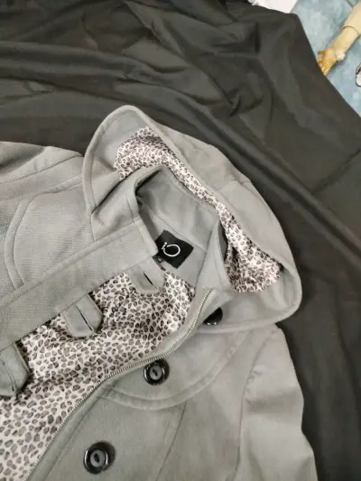 Abrigo gris con capucha y forro estampado - miniatura 2