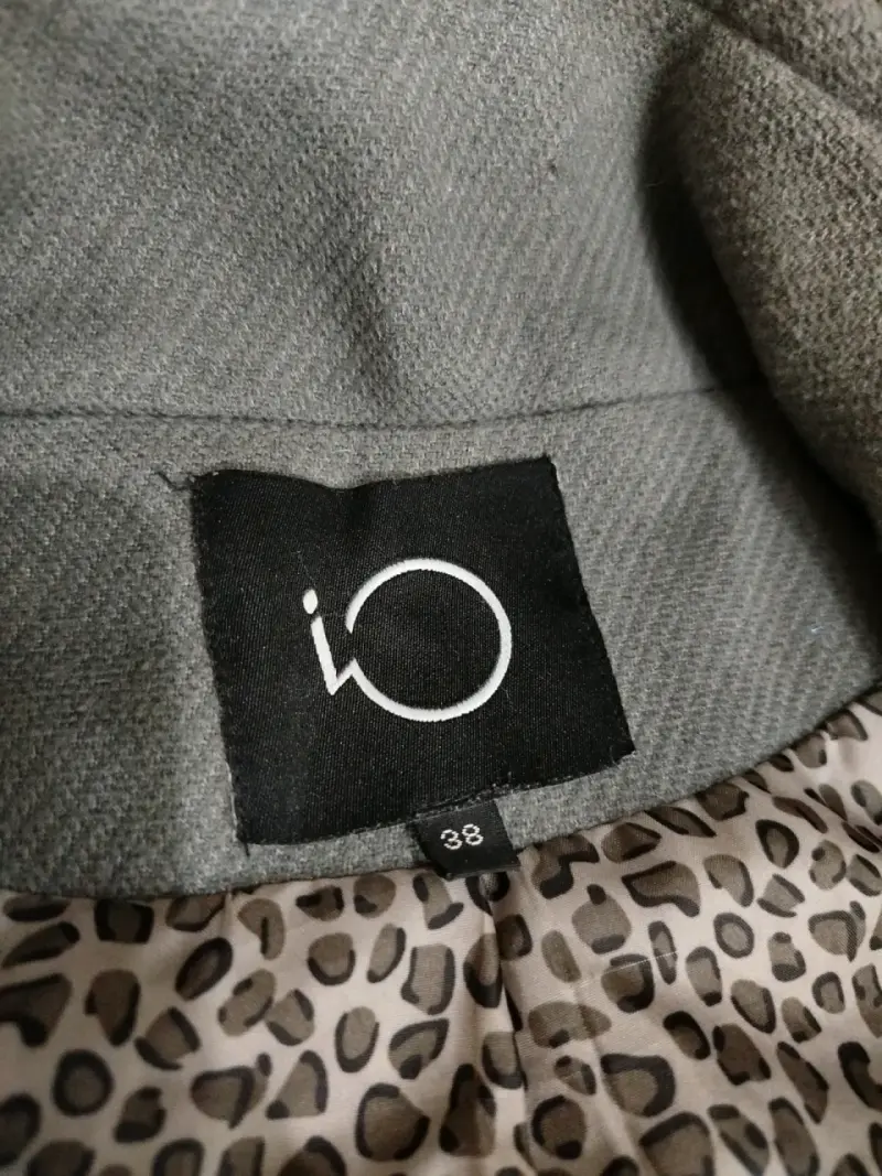 Abrigo gris con capucha y forro estampado - 3