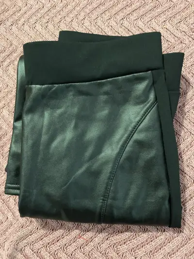 Leggings de cuero sintético negro para mujer - miniatura 1