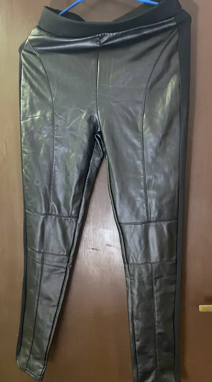 Leggings de cuero sintético negro para mujer - 4