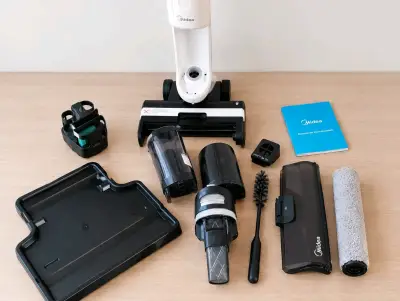 Aspiradora vertical Midea con accesorios - miniatura 2