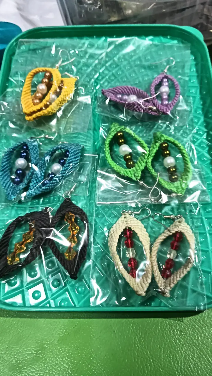 Aros de macramé coloridos con cuentas - 1