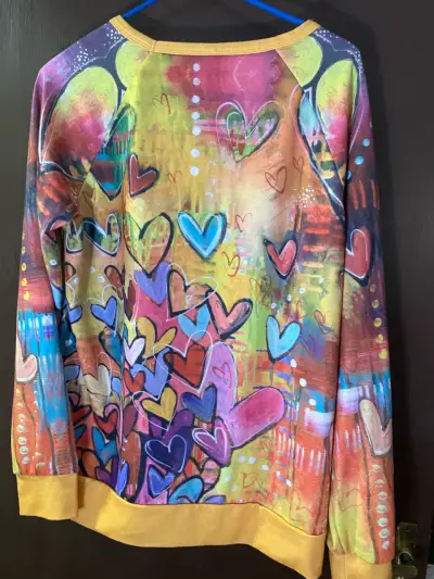 Polerón colorido con estampado de corazones - miniatura 2