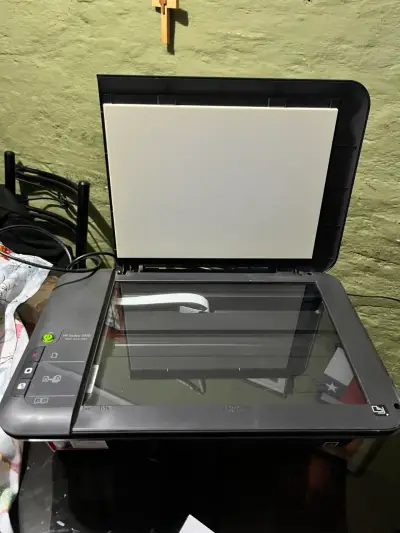 Impresora multifuncional HP Deskjet 2050 nueva - miniatura 1