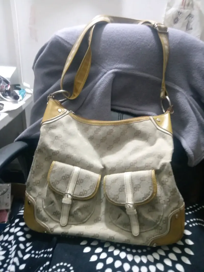 Bolso de hombro beige con detalles dorados - 1