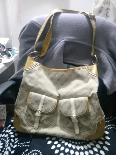 Bolso de hombro beige con detalles dorados - miniatura 1