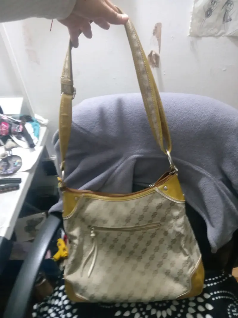 Bolso de hombro beige con detalles dorados - 2