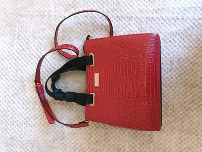Cartera roja de cuero sintético con textura - miniatura 1