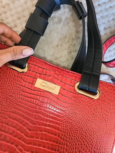 Cartera roja de cuero sintético con textura - miniatura 2