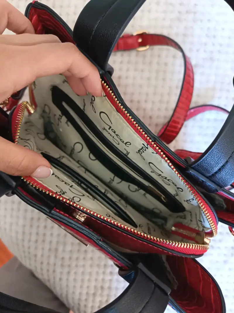 Cartera roja de cuero sintético con textura - 3