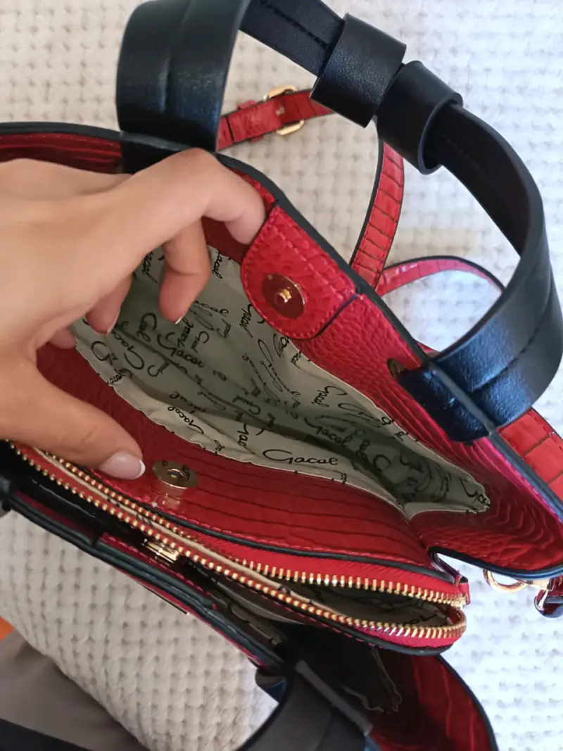 Cartera roja de cuero sintético con textura - 4