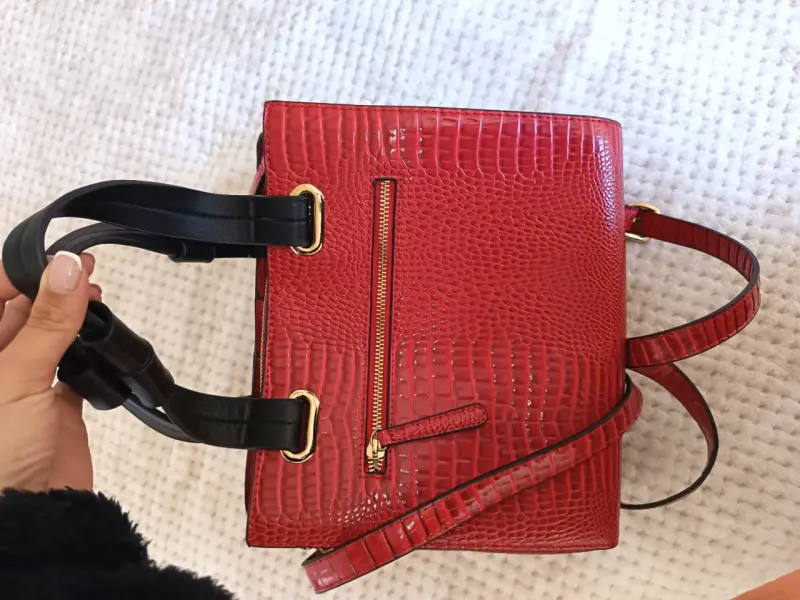 Cartera roja de cuero sintético con textura - 5