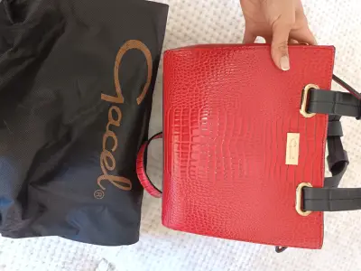Cartera roja de cuero sintético con textura - miniatura 6