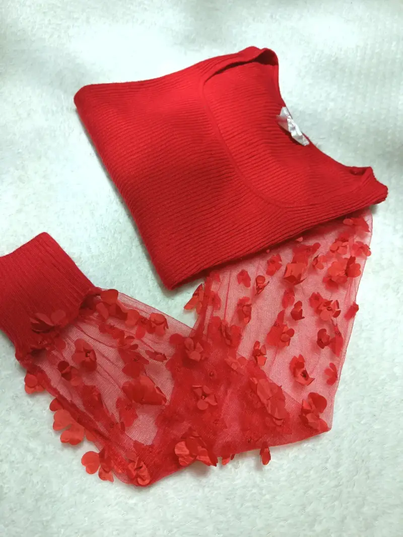 Suéter rojo con mangas de encaje floral - 1