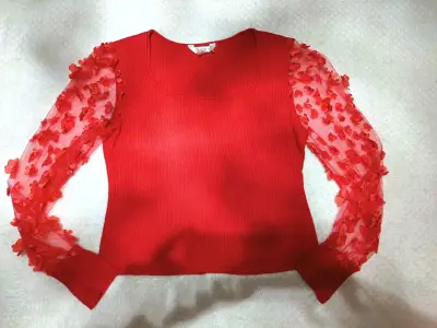 Suéter rojo con mangas de encaje floral - miniatura 2