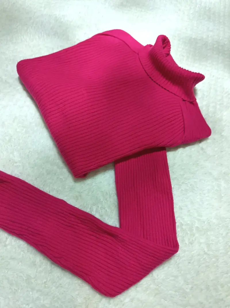 Suéter de cuello alto fucsia para mujer - 1