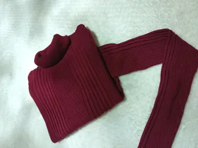 Suéter de cuello alto burdeos para mujer - miniatura 1