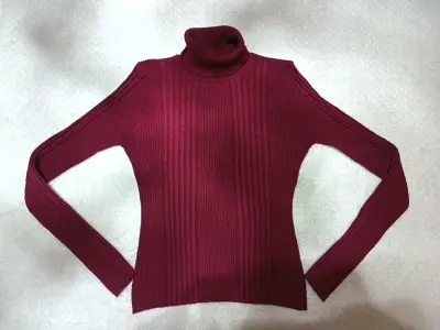 Suéter de cuello alto burdeos para mujer - miniatura 2