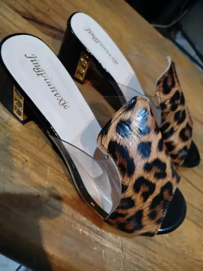 Sandalias de tacón bajo con estampado animal print - miniatura 1